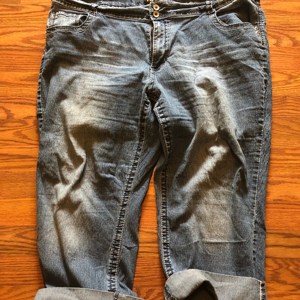 Capri jeans.